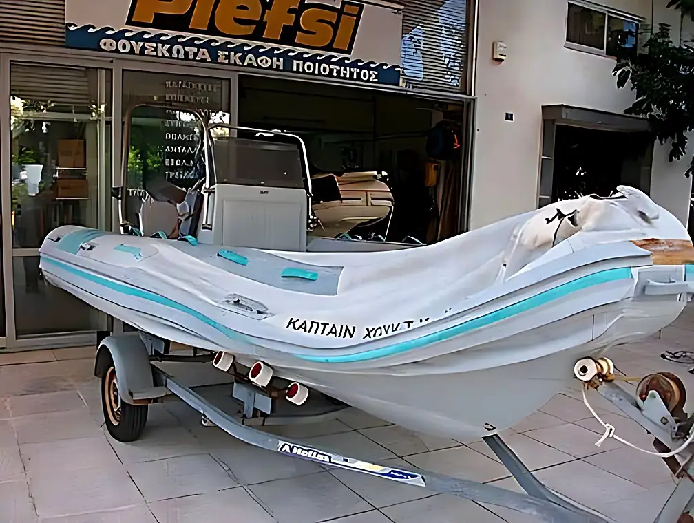 Αλλαγή αεροθαλάμου σε φουσκωτό σκάφος Oceanic, πριν